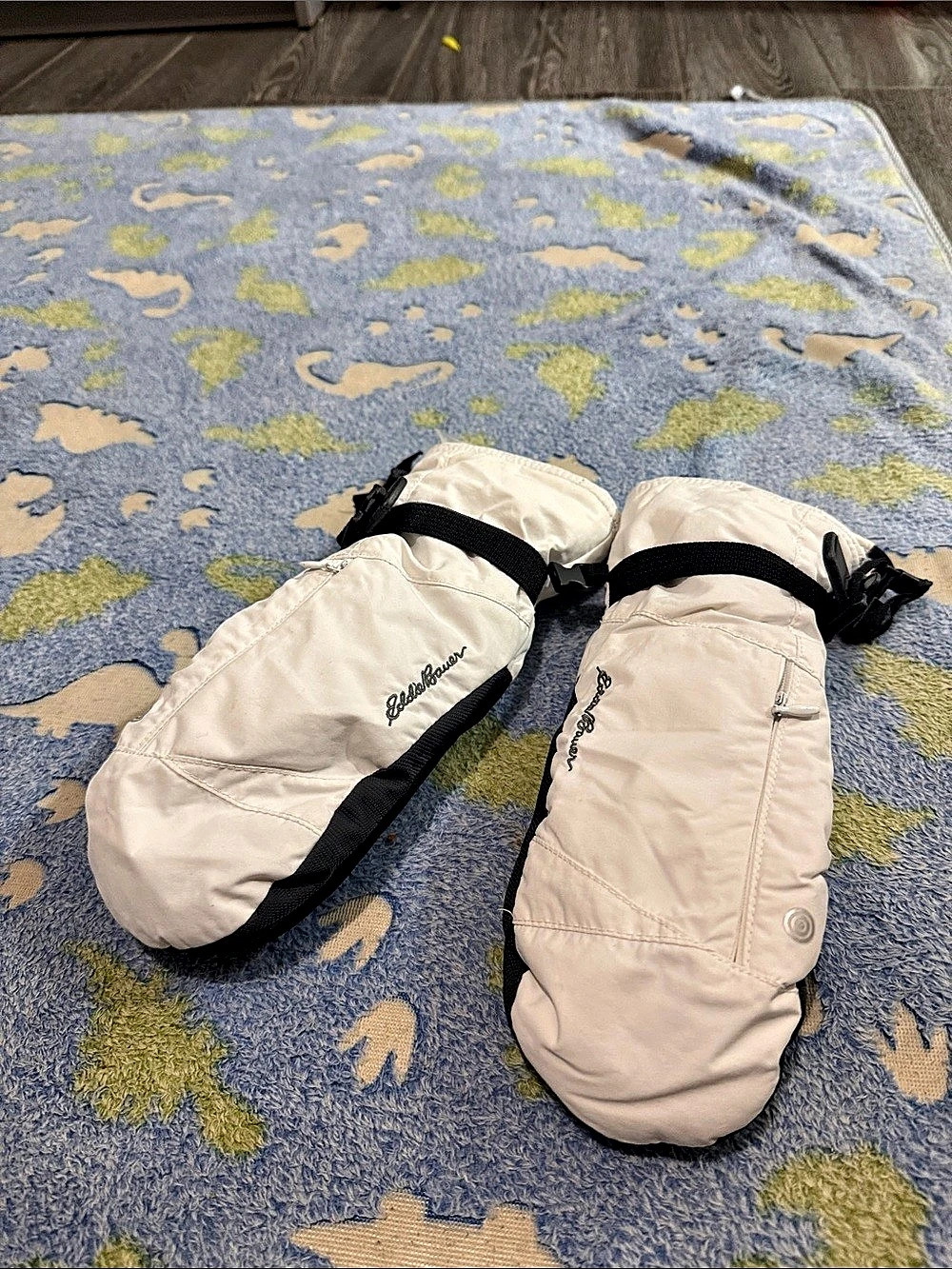 Eddie Bauer Ski Mittens in White & Black